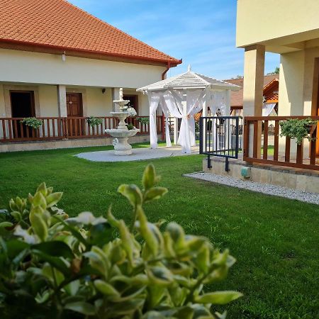 Toroes Panzio Bed & Breakfast Szabolcs Екстериор снимка