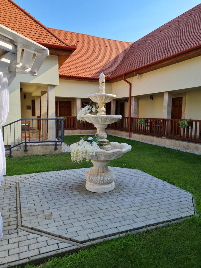 Toroes Panzio Bed & Breakfast Szabolcs Екстериор снимка